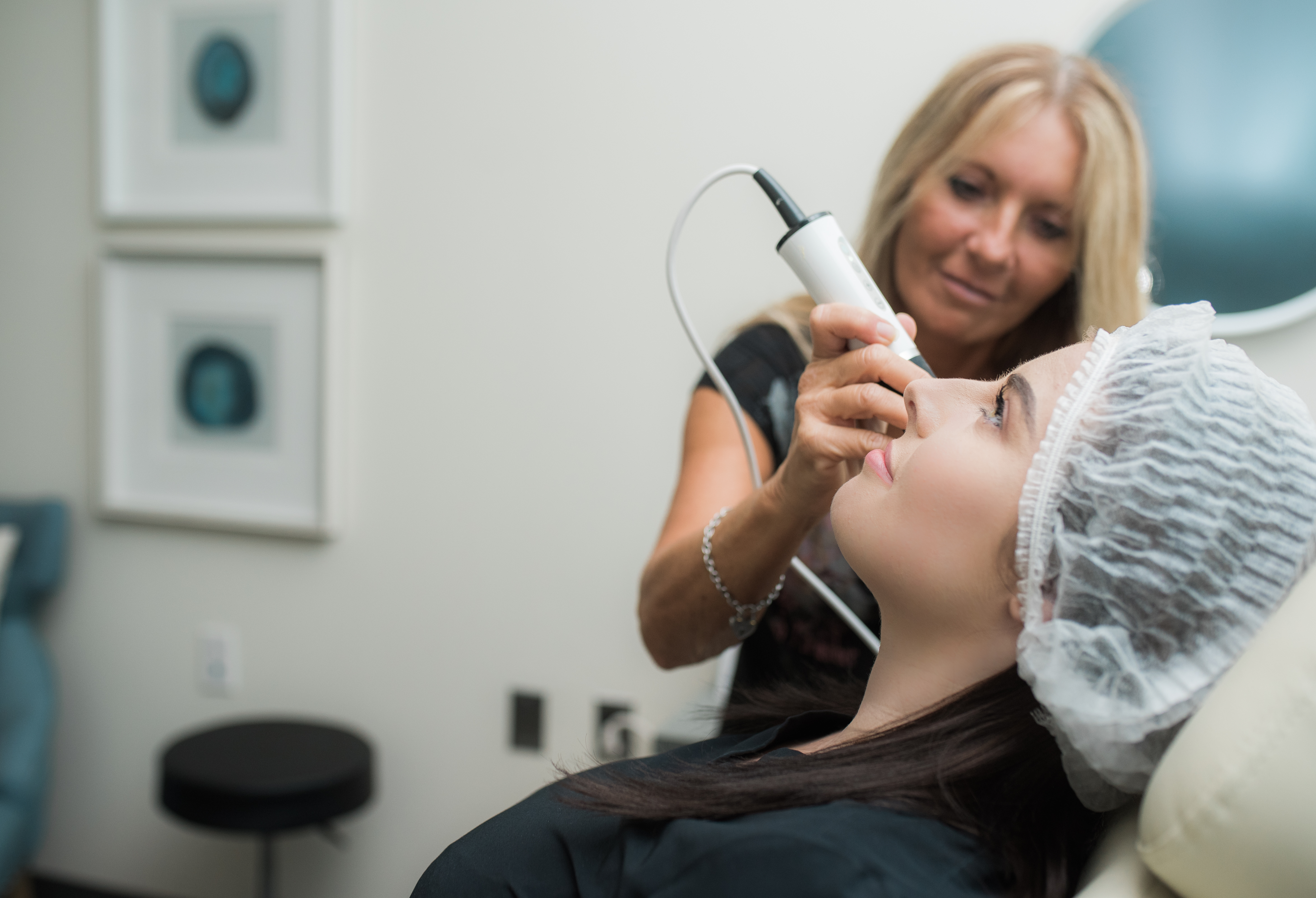 Tech Giving Geneo Facial to Patient